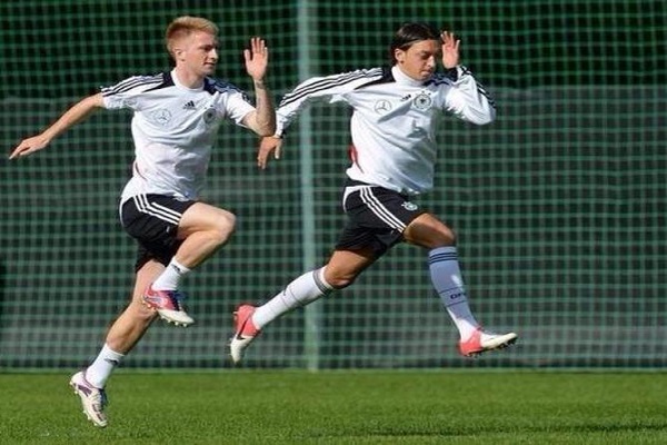 足球中前腰和后腰有什么區(qū)別？