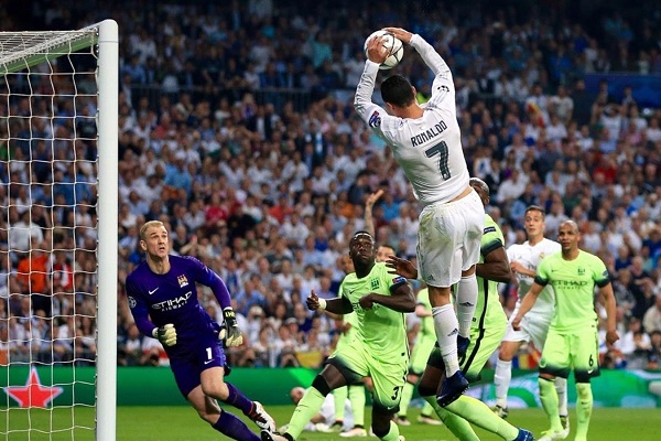 足球不在禁區(qū)的手球怎么罰？