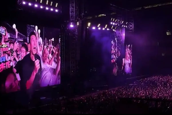 郭艾倫在周杰倫??谘莩獣I(xiàn)唱