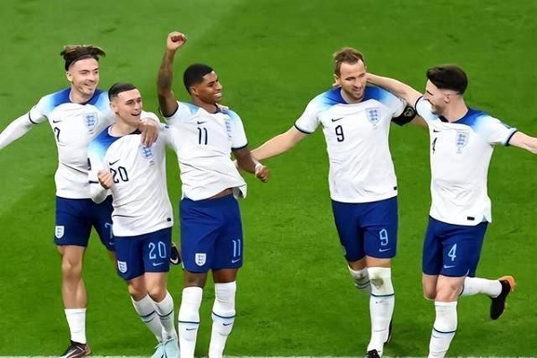 為什么足球更多球隊(duì)選擇采用三后衛(wèi)陣型？