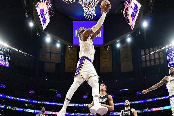 詹姆斯入選過NBA防守一陣嗎？