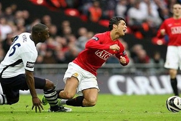 足球比賽中，為什么運(yùn)動(dòng)員會(huì)選擇演技性倒地來(lái)取得點(diǎn)球機(jī)會(huì)？