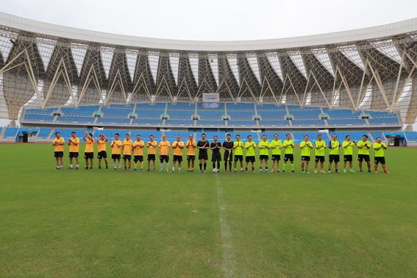 足球隊(duì)為何在比賽前進(jìn)行隊(duì)歌和隊(duì)旗儀式？